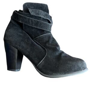 Vero Cuoio Suede Buckle Wrap Heeled Booties